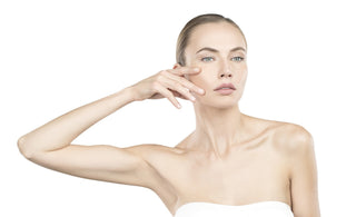 Frau pflegt ihr Gesicht – Anti-Aging-Routine