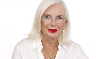 Reife Frau mit gepflegter Haut – Anti-Aging