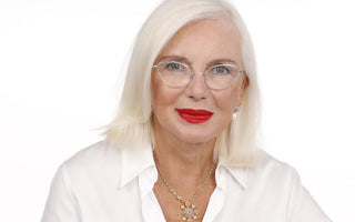 Reife Frau mit gepflegter Haut – Anti-Aging
