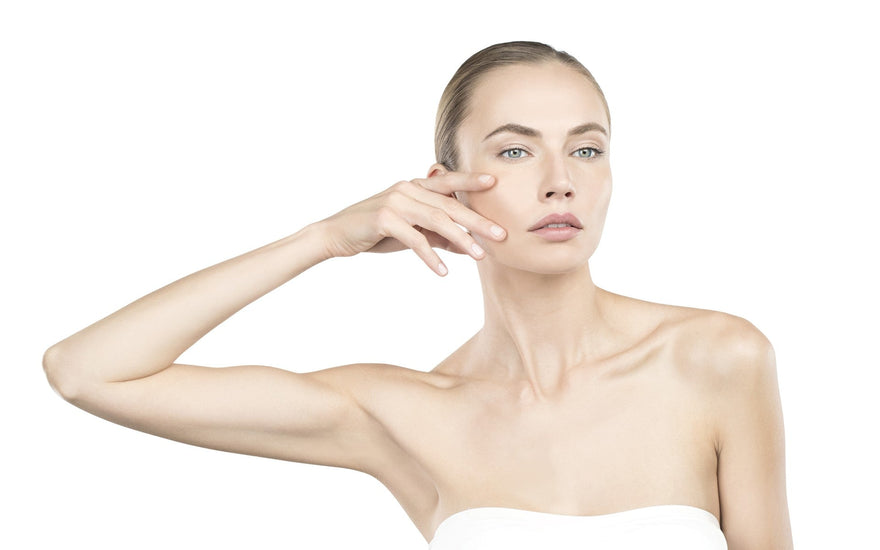 Frau pflegt ihr Gesicht – Anti-Aging-Routine