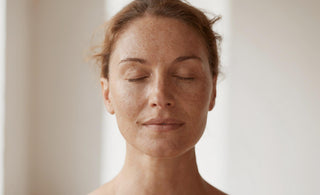 Frau bei der Meditation – Yoga und Hautgesundheit