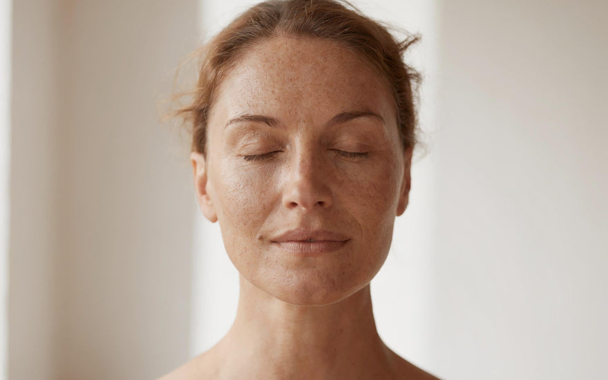 Frau bei der Meditation – Yoga und Hautgesundheit