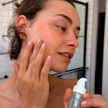 Anwendung des Unstress Total Serenity Serums im Badezimmer