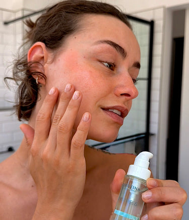 Anwendung des Unstress Total Serenity Serums im Badezimmer