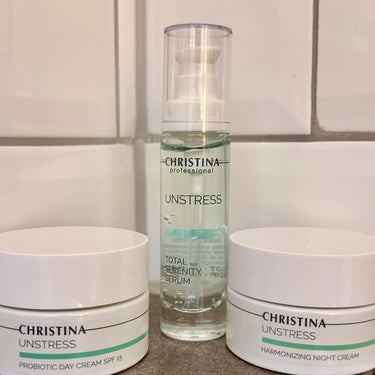 Die drei Produkte des Sanfte-Ruhe-Sets im Badezimmer